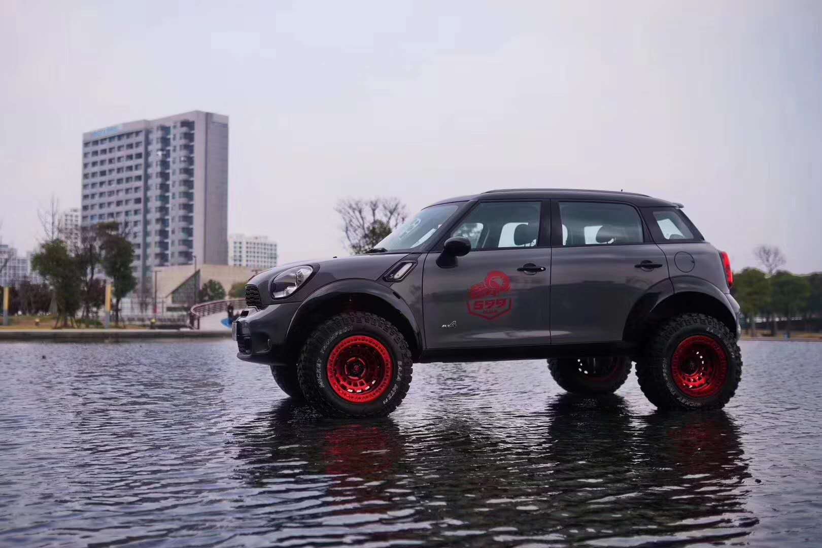 Mini con ruote fuoristrada personalizzate